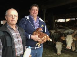 Heinz Kaufmann (links) bringt den Auszubildenden alles über die Milchvieh- und Rinderhaltung bei. Sein Sohn Jonas ist für den Ackerbau und die Legehennen in den Mobilställen zuständig.