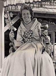 Liesel Oser (geb. Herzog) aus Neuweier war die erste Badische Weinkönigin (1949/1950). 

