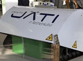 Dieser Prototyp einer „Unkrauthacke”, die mit Laserstrahlen arbeitet, trgt die Bezeichnung Jti. Die Hightec-Bauteile unter der Haube waren auf der Agritechnica zum Schutz vor Industriespionage abgedeckt. 