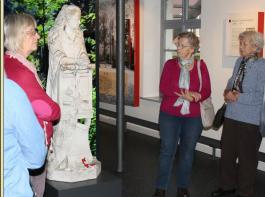 Bei einer Fhrung durch das Illenau Museum erfuhren die Landfrauen vor dem Denkmal Eugenie Gaetschenbergers vom Schicksal dieses frh verstorbenen Mdchens.