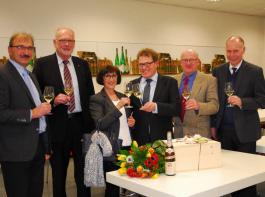 Gemeinsam stieen sie  auf den neuen Lebensabschnitt an (von links): Werner Hassler, Dr. Rolf Steiner, 
Walburga und Herbert Krebs, Weinbauprsident Kilian Schneider und Dr. Konrad Rhl (MLR). 