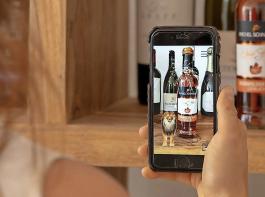 Mit der  AR_App auf dem Handy lassen sich gekennzeichnete AR-Etiketten auf Weinflaschen „lesen”.
