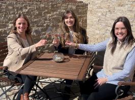 Die Badische Weinkönigin Jessica Himmelsbach 
und die Weinprinzessinnen Geraldine Liebs und Lisa Huber (von links) genießen die prämierten Weine.