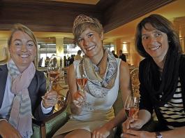 Anlässlich der Krönung von Josefine Schlumberger 2015 zur Deutschen Weinkönigin prosteten ihr ihre Vorgängerinnen Natascha Thoma-Widmann (1997/98) (links) und Ulrike Neymeyer (1994/95) zu. 
