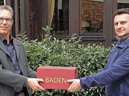 Heimleiter Achim Ettwein (links) nimmt die Spende von
Verbandsmitarbeiter Dominik Haipl in Kenzingen  entgegen.