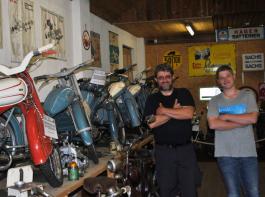 Museumsleiter Bruno Spinner und sein Sohn Marvin sind stolz darauf, was ihre Sammlung  Bad Peterstal an Mopeds und Rollern bietet..