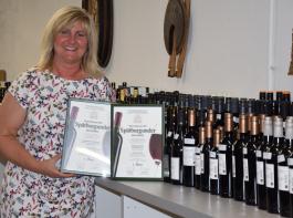 Manuela Krayer vom Weinbauverband hat die Siegerurkunden zum Versand vorbereitet.