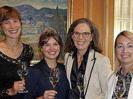 Drei ehemalige und eine amtierende Deutsche Weinkönigin aus Baden (von links): Josefine Schlumberger 2015/2016), Sina Erdrich (2021/22), Petra Mayer (1988/89), Natascha Thoma-Widmann (1997/98).