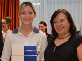 Eva Rhle vom DEHOGA Baden-Wrttemberg (rechts) 
gratulierte Lisa Gunzenhauser.