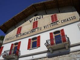 Der Kellereibetrieb Fratelli Valsangiacomo Vini in Chiasso wurde 1831 gegründet. Dieses Familienunternehmen produziert 90 Prozent Merlot. 