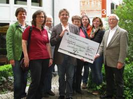 Claus Geppert freut sich über den Scheck in Höhe von 200 Euro der Landfrauen Ibach für den Förderverein für krebskranke Kinder Freiburg.