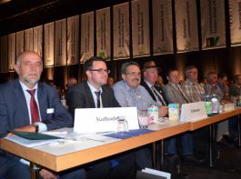 Die Delegation aus Südbaden verfolgt aufmerksam die Rede des DBV-Präsidenten Joachim Rukwied.