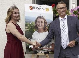 Julia Noll enthüllte mit Bürgermeister Joachim Ackermann das Schild, das ihr zu Ehren an den Ortseingängen von Buggingen montiert wird.