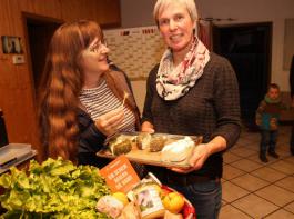 Anbieterin und Käuferin regionaler Kost: Karin Zimmermann (rechts) und Annette Nüßle.