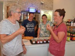Gerda Müller (links) und Susi Engler  waren besonders von der Rosenblütenmarmelade angetan, die die Seniorchefin Lisbeth Henes  einkocht. Ihr Sohn Andreas freute sich mit ihr über den Besuch der Gruppe.