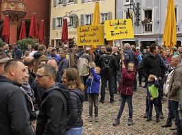 Die Sdseite des Freiburger Mnsterplatzes war am Dienstag mit rund 800 Teilnehmern der Bauernkundgebung bevlkert.