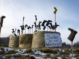 Wie seit Wochen schon haben anlsslich der Generaldebatte im Bundestag am Mittwoch Buerinnen und Bauern mit unterschiedlichen Protestaktionen auf sich aufmerksam gemacht und fr Verstndnis in der Bevlkerung geworben.  