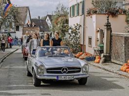 In einem flotten  Oldtimer-Cabrio chauffierte Winzerhof-Chef Kevin Stöhr die Deutsche Weinkönigin Katrin Lang (Mitte) und die beiden Prinzessinnen Juliane Schäfer (links) und Luise Böhme (rechts) durch Ebringen.
