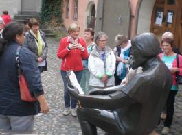 In der Lutherstadt Wittenberg bestaunten die Landfrauen auch das Denkmal Lucas Cranachs.