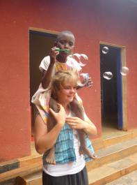 Anna Sester mit einem Kindergartenkind. Von den Kids lernte sie, fließend Suaheli zu sprechen.