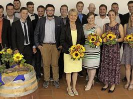 Staatssekretrin Friedlinde Gurr-Hirsch (Mitte) gratulierte den Absolventen.