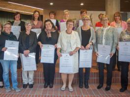 An ehemalige Absolventinnen wurden Silberne und Goldene Meisterbriefe verliehen.