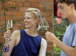 Viele Kundinnen und Kunden freuen sich ber eine Restse im Wein. 