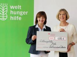 Die Präsidentin des LFVS, Rosa Karcher (links), übergibt die Spende an Bärbel Dieckmann, Präsidentin der Welthungerhilfe.