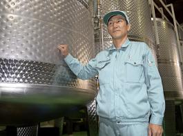 Yuki Kasai, Kellermeister von Hokkaido Wine, vor einer Batterie Edelstahltanks.