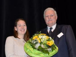 Weinbauverbands-Geschftsfhrer Peter Wohlfarth gratulierte Miraim Kaltenbach 
zu ihrem Erfolg.