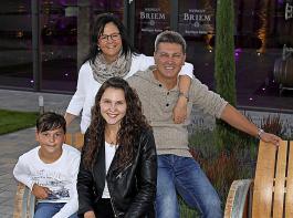 Leben und Arbeiten auf dem Weingut: Heidi und Frank Briem mit Fabienne und Aaron.