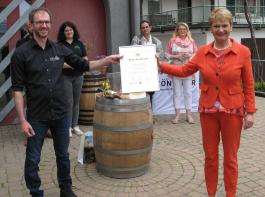 Die Auszeichnung Wein des Monats „Juni 2021” überreichte Staatssekretärin Friedlinde Gurr-Hirsch (rechts) dem Weingut Tobias Köninger in Kappelrodeck.