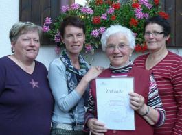 Christa Helling-Müller (2. von links) dankte der Vereinsgründerin Juliane Mahler (2. von rechts) für 55-jährige Treue. Seit 30 Jahren gehören Claudia Friedrich (rechts) und Karin Tritschler zu den Landfrauen. 