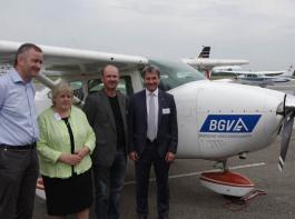 Stellten das zweite Flugzeug vor (von links): Frank Kasparek, die CDU-Bundestagsabgeordnete Kordula Kovac, Franz Benz und Edgar Bohn. 