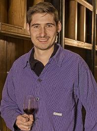 Felix Vogelbacher ist Kellermeister bei der Winzergenossenschaft Wolfenweiler. Er hat eine Winzerausbildung und auerdem den Techniker fr Weinbau und nologie in Weinsberg gemacht. Praxiserfahrungen sammelte er auf zwei Weinbaubetrieben in der Schweiz und beim Weingut 
Martin Wassmer in Schlatt. 

