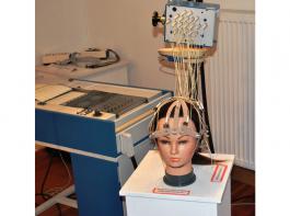 Mit solch einem Gerät wurden in den 50er- und 60er-Jahren Gehirnströme gemessen,  um auf die Spur von Störfeldern oder Narben in der Gehirnrinde zu kommen, die Epilepsie verursachen können
