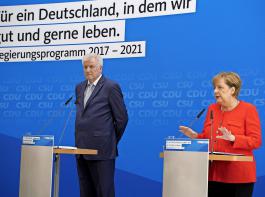 Die Parteivorsitzenden Angela Merkel und Horst Seehofer stellten das gemeinsame Wahlprogramm der Unionsparteien am Montag in Berlin vor.