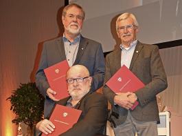 Kilian Schneider (vorne) wurde zum Ehrenpräsidenten ernannt und mit der Goldenen Ehrennadel ausgezeichnet, Harald Weiss und Hans Wöhrle (von links) erhielten jeweils die Silberne Verbandsehrennadel.
