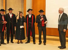 In Tracht trugen die Mitglieder des BLHV-Kreisverbands Wolfach ihr Gedicht dem Ministerpräsidenten vor. 