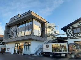 Im markanten Neubau  erwartet die Genusswelt der Alde Gott Winzer jetzt ihre Besucher.