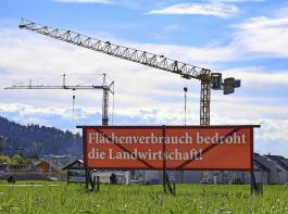 Von 2016 bis 2020 sind in Baden-Württemberg 
laut Fachministerium im Schnitt täglich 5,6Hektar neue Fläche  in Anspruch genommen worden. 2021 habe der durchschnittliche Flächenverbrauch bei 6,2Hektar pro Tag gelegen.