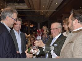 Hotelier Meinrad Schmiederer (Mitte) überreicht den Dollenberg-pokal an Kellermeister Bruno Serrer und Inhaber Josef Rohrer. Stephan Danner, Vorsitzender des Weinparadieses Ortenau, ist rechts im Bild. 