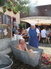 Zu den Aktionen des Dorfmuseums  Eichstetten kann  auch mal ein lustiger Waschtag im Badezuber dazugehören.