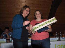 Melanie Freuer überreichte Ute Barletta einen Korb, der sich dann mit Köstlichkeiten aus den Händen der Vorstandsmitglieder füllte.