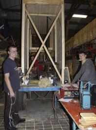 (Von links): Jonas Glunk, Max (hinten) und Paul Ewald bauen den Motivwagen, mit dem die Landjugend Bräunlingen beim Kreiserntedankfest in St. Georgen dabei sein wird. 