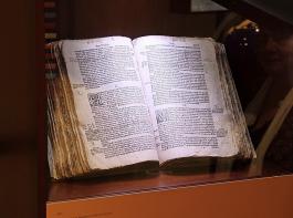 Die Schatzkammer präsentiert kostbare  Bibel-Exponate aus fünf Jahrhunderten – Originale, Faksimiles und Drucke.
