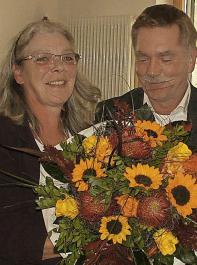 Blumen gab es  fr Ehefrau Angelika, berreicht von Erwin Vogel, Geschftsfhrender Vorstand der WG Oberbergen.