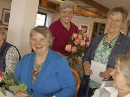 Heidi Kuny (rechts stehend) und Rita Mehlin berraschen die Bekanntgabefrauen, hier Doris Renk aus Adelhausen, mit roten Rosen. 