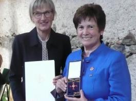Martha Riesterer (rechts) freut sich ber das Bundesverdienstkreuz, das ihr Landrtin Dorothea Strr-Ritter berreicht hat.