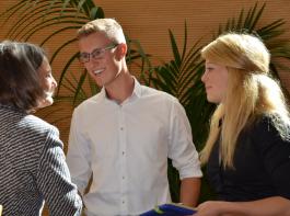 Regierungsprsidentin Brbel Schfer gratulierte den Jahrgangsbesten Jonas Authenrieth und Charlotte Mark (von links).